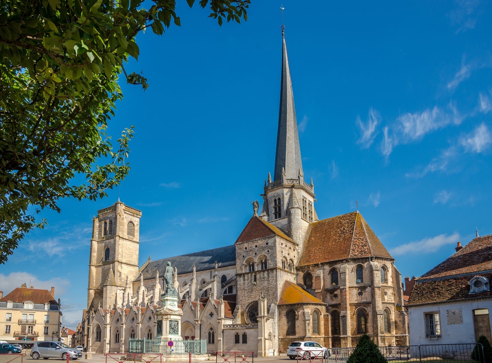 Pohled na katedrálu Notre Dame ve městě Auxonne, Francie.