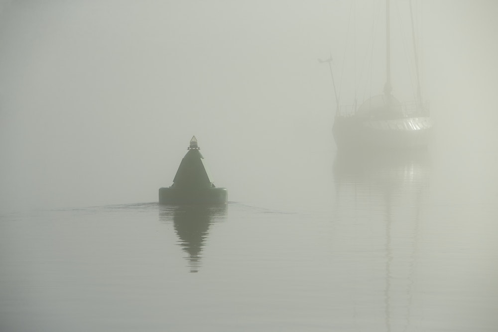 霧の中で奮闘するヨット。 