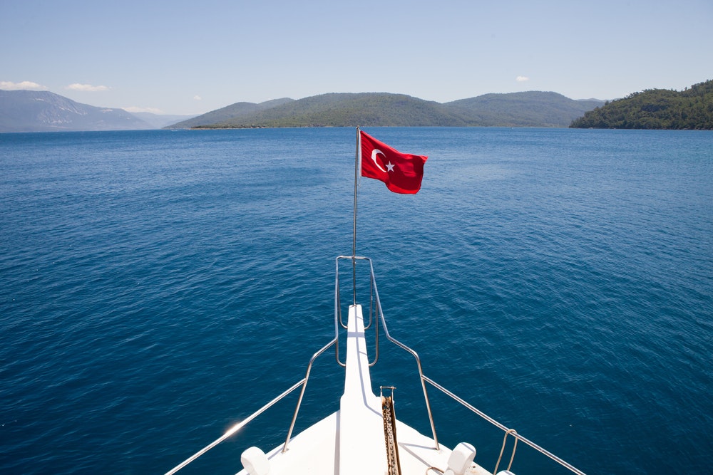 Török zászló a hajó orrán