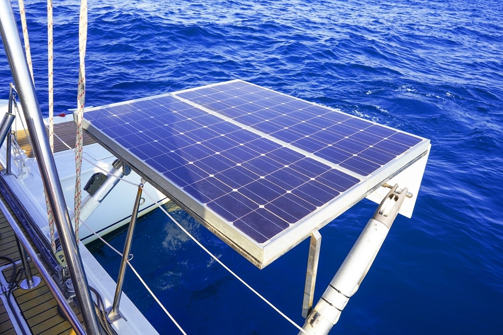 Solární panel na plachetnici v moři, alternativní zdroj elektřiny na lodi.