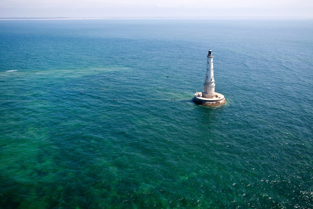 大西洋に浮かぶコルドゥアン灯台。