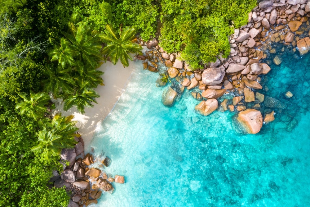 Piccola spiaggia isolata nella baia di Anse Lazio, Praslin, Seychelles