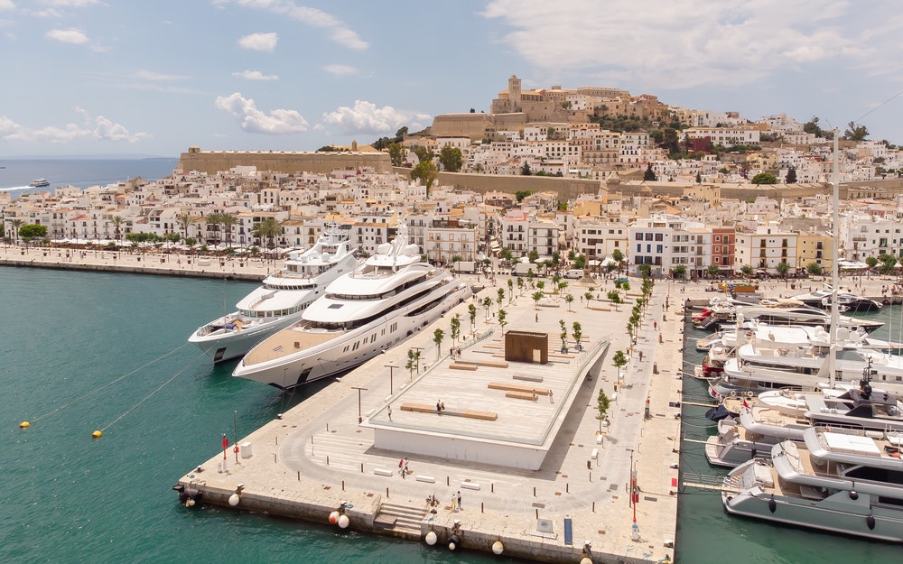 Hafen von Ibiza mit Luxusjachten und der Akropolis von Dalt Vila im Hintergrund 