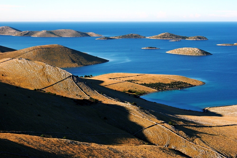 Kornati národní park, kopcovitá krajina vystupující z moře