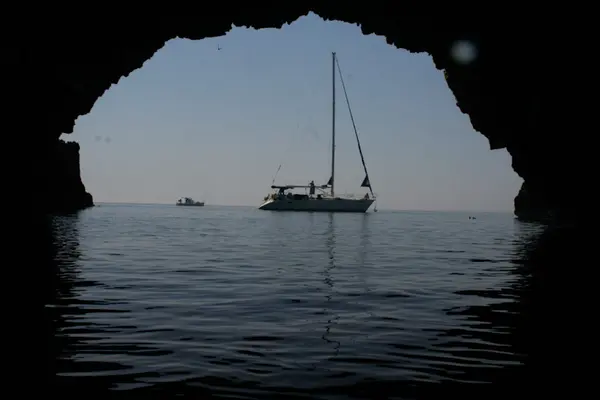 Pro nudu není na lodi místo