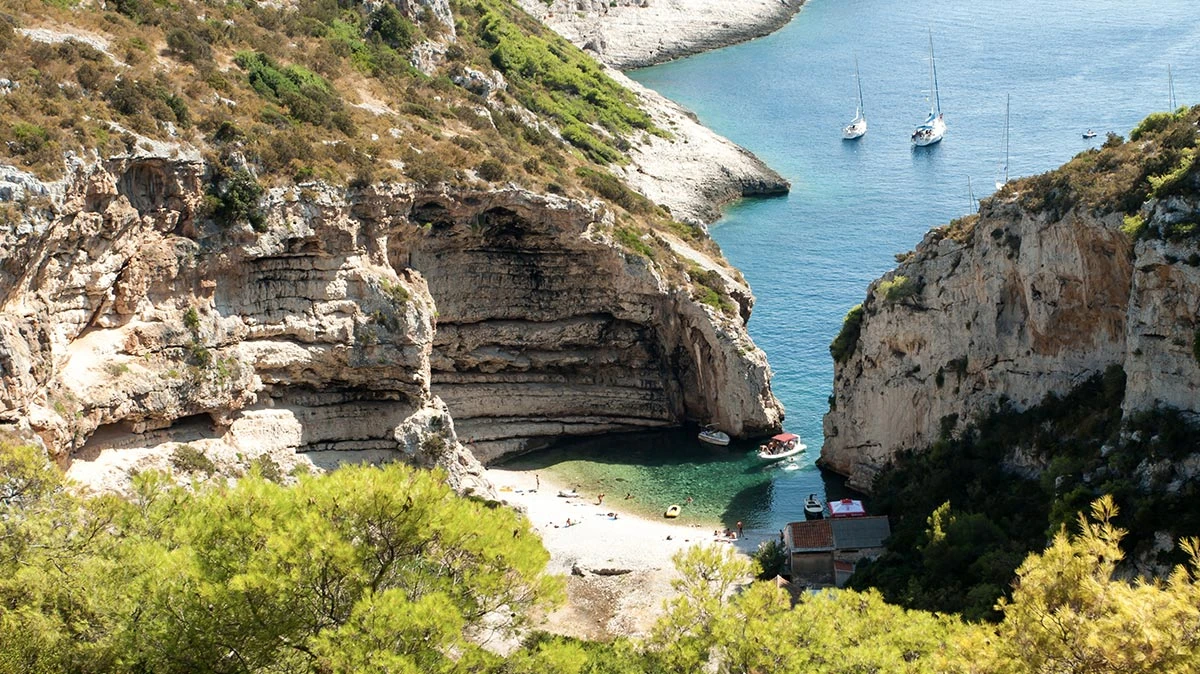 Stiniva romantikus strandja Vis szigetén