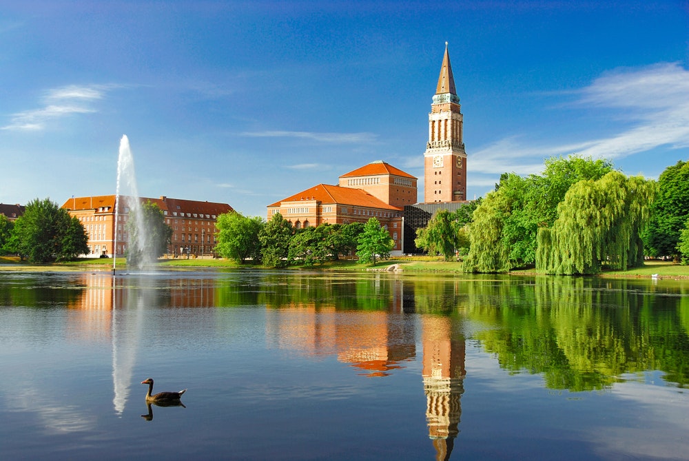 Kiel con la Torre del Municipio, il Teatro dell'Opera e il Parco Hiroshima