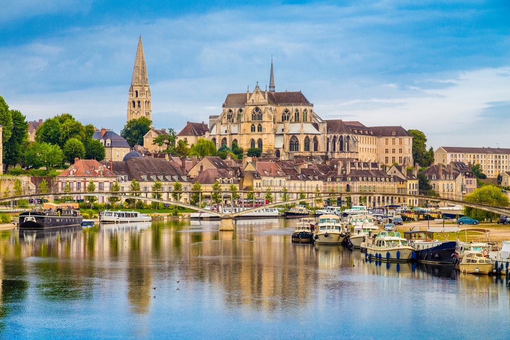 Vacker utsikt över den historiska staden Auxerre med floden Yonne, Yonne-regionen, Bourgogne, Frankrike