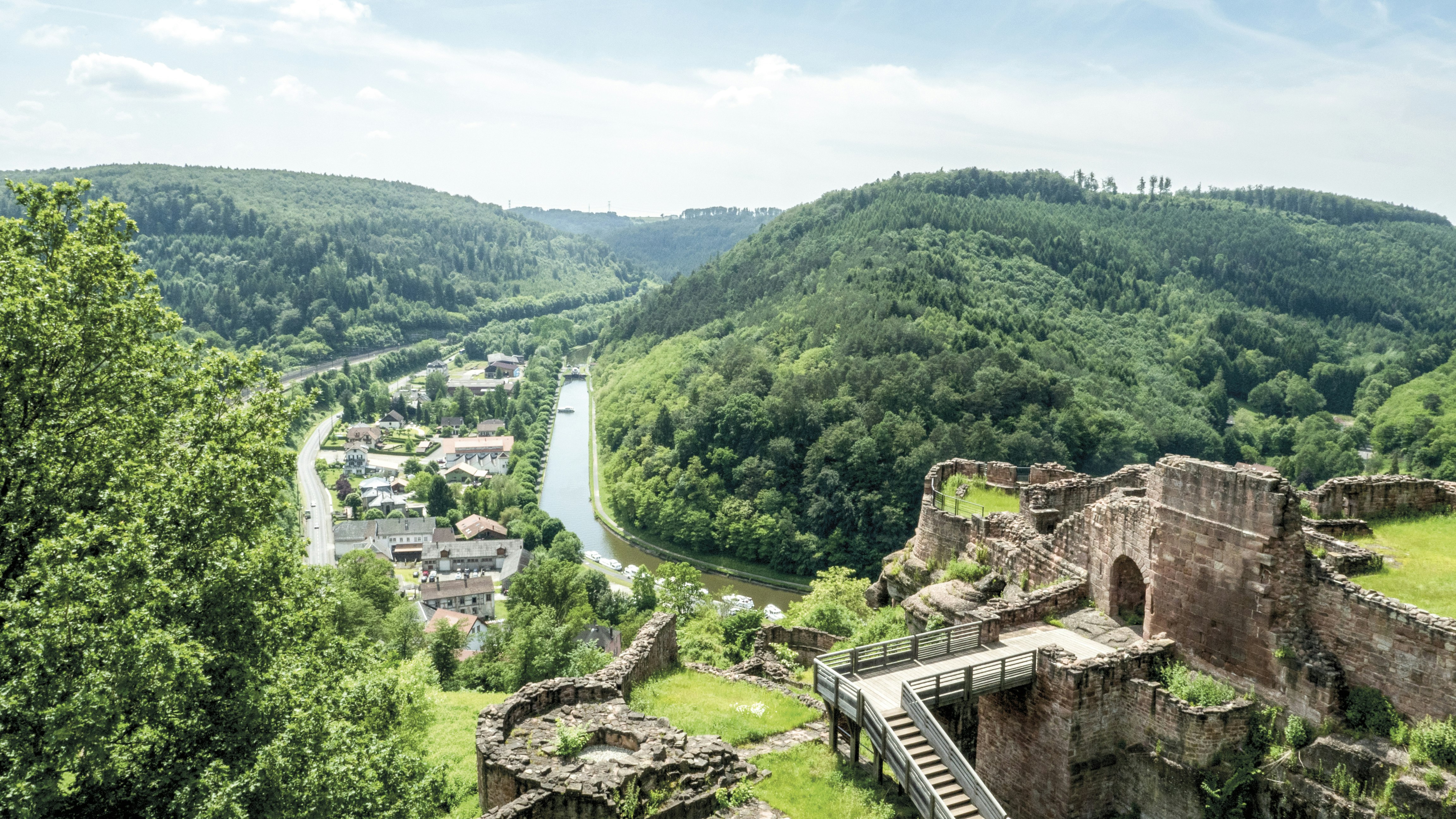 Ruinerna av slottet Lutzelbourg i Alsace, Frankrike, över en vattenkanal