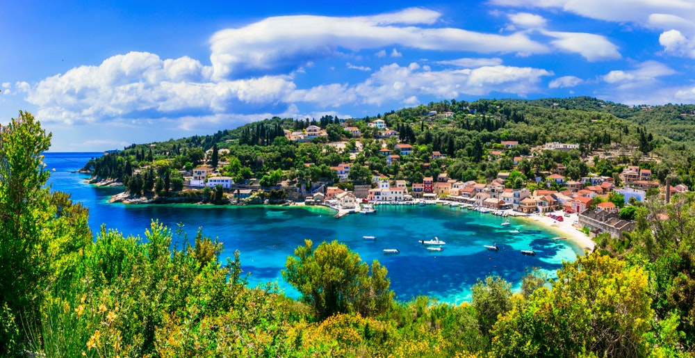 Den lilla ön Paxos med vackra pittoreska stränder och utsikt över byn Loggos. Grekland
