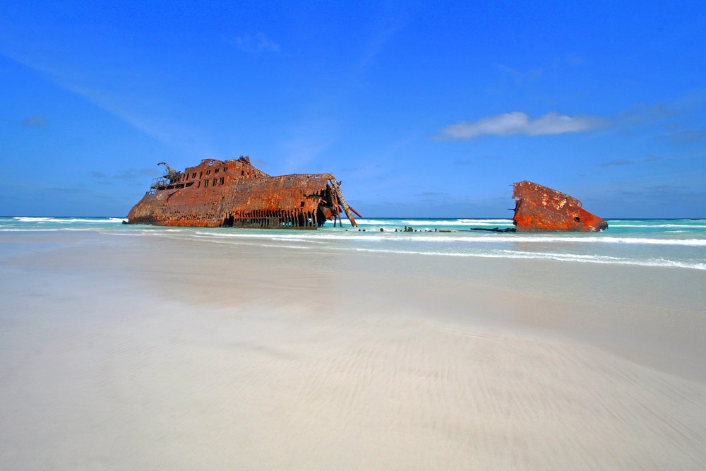 Relitto arrugginito sulla spiaggia di Cabo Santa Maria, isola di Boa Vista, arcipelago di Capo Verde