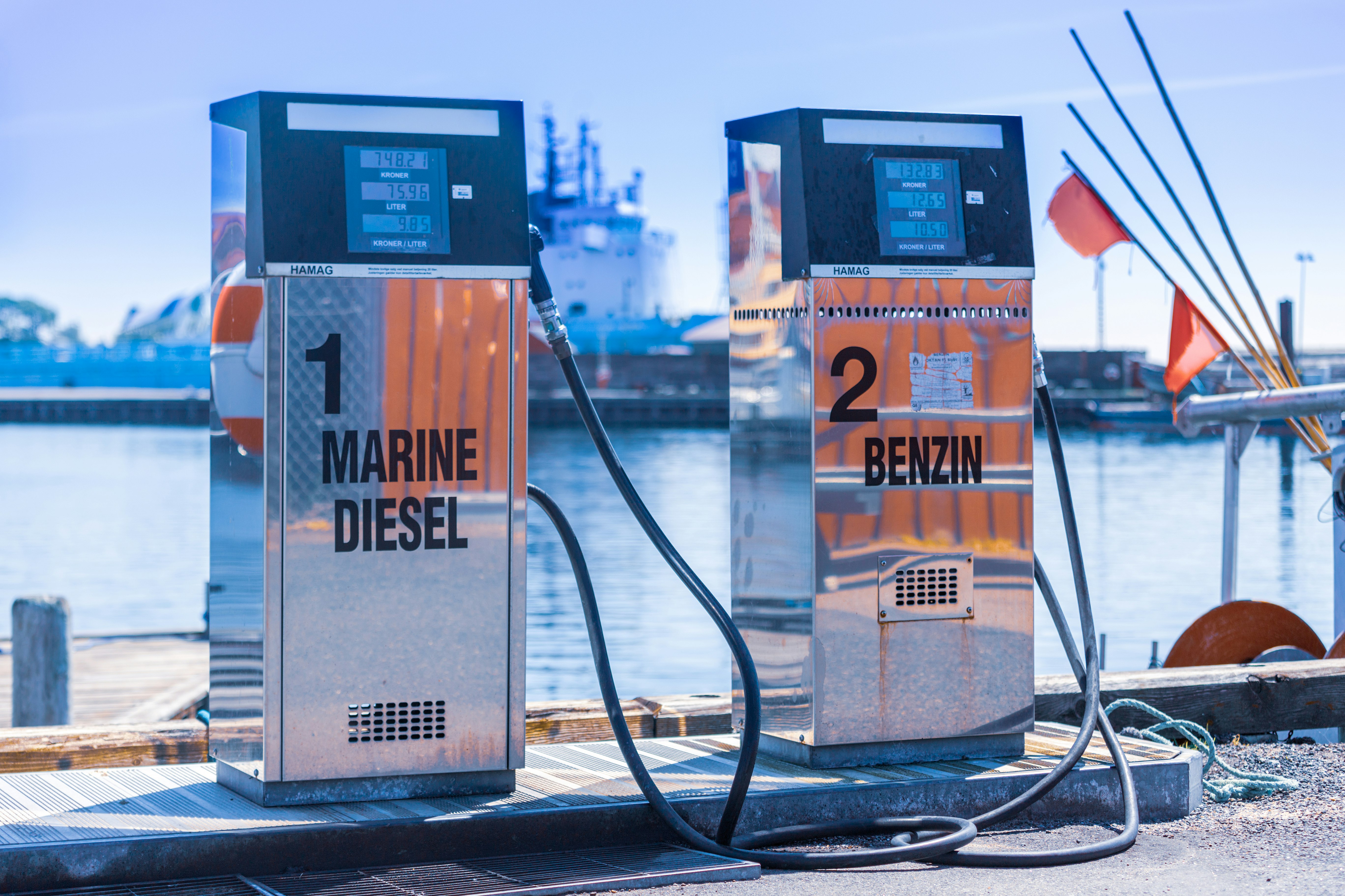 benzinové čerpadlo v přístavu Faaborg s dodávkou nafty i benzinu. Obě pumpy jsou samoobslužné.
