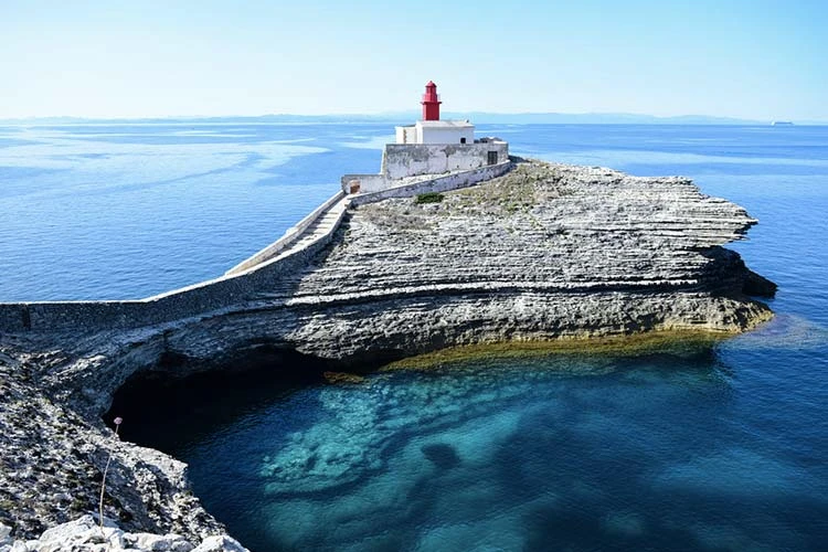 Maják Madonetta na jihu Korsiky v úžině Bonifacio