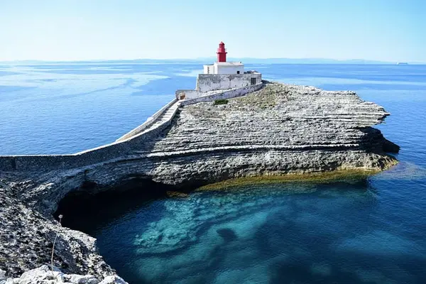 Maják Madonetta na jihu Korsiky v úžině Bonifacio