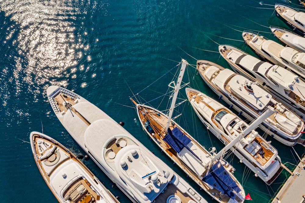 Vista aerea degli yacht di lusso nella marina.