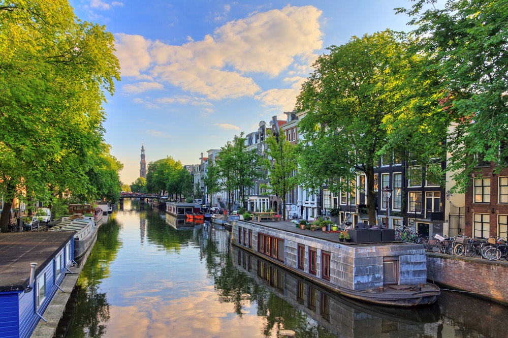 Casa galleggiante sul canale di Amsterdam.