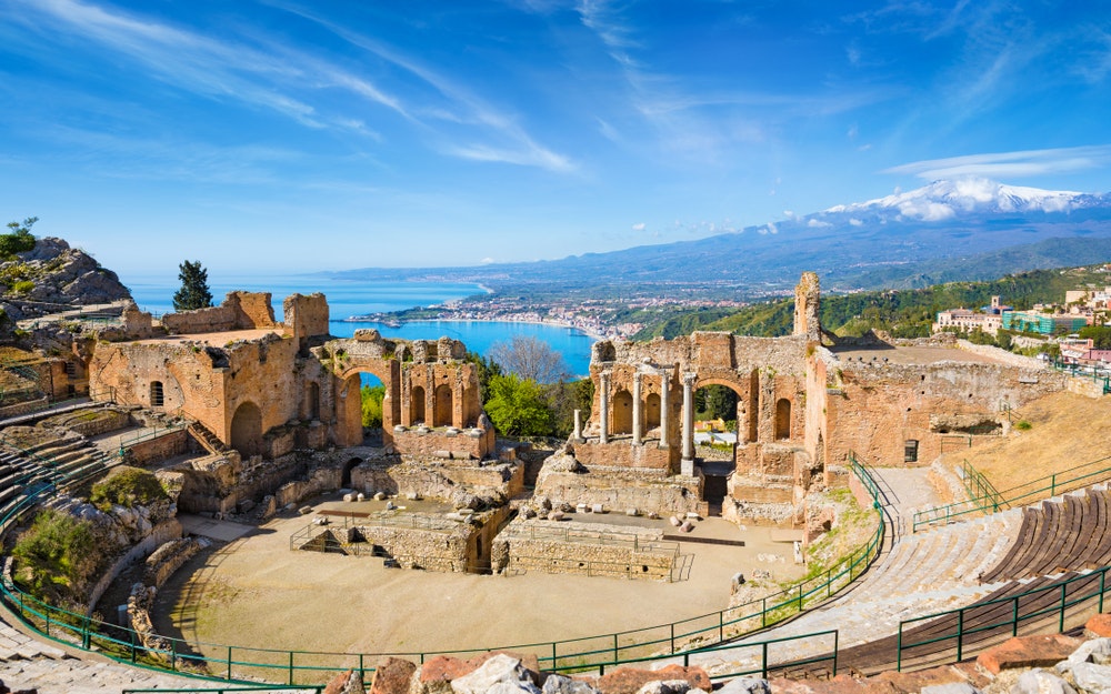 Ruiny antického řeckého divadla v Taormině na pozadí sopky Etny