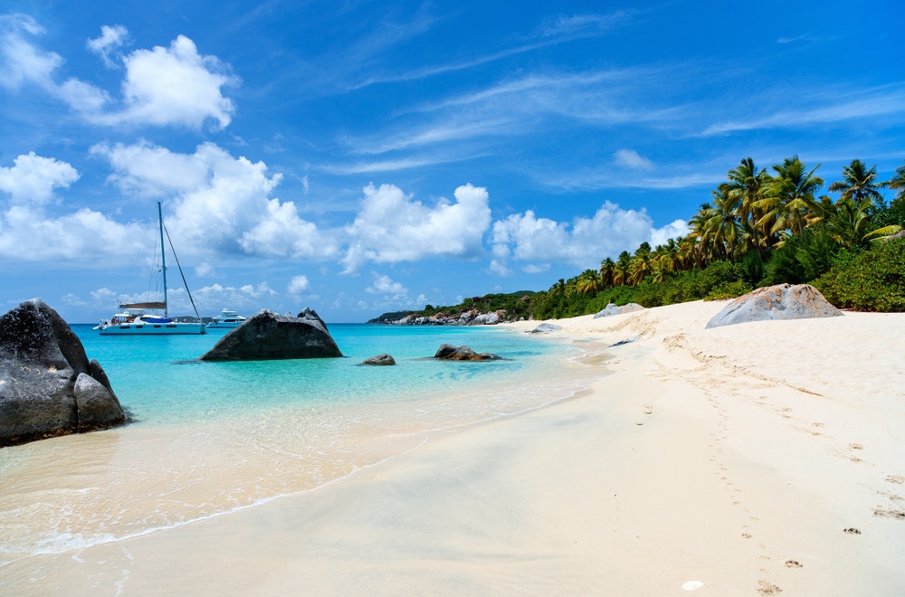 Fantastisk vit sandstrand, unika gigantiska granitblock, turkost havsvatten och blå himmel vid Virgin Gorda, Brittiska Jungfruöarna, Karibien