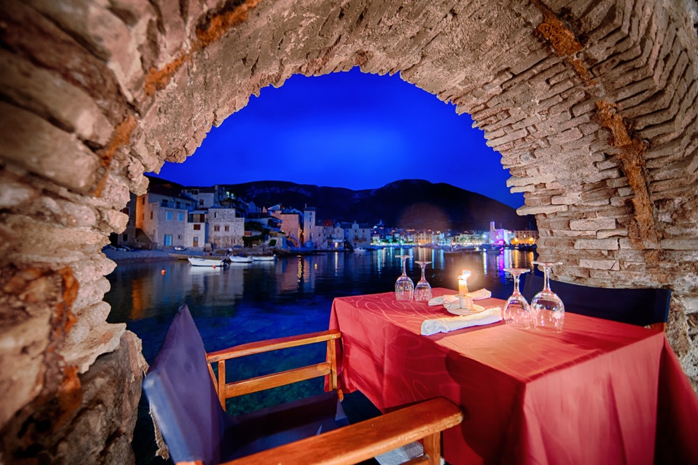 La taverna di Jastozer è stata costruita sul sito dell'antica casa dell'aragosta della città, risalente al 1883. Dispone di tavoli su piattaforme sull'acqua e serve delizioso pesce fresco.