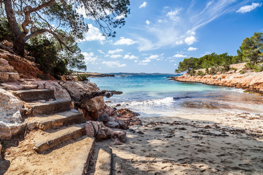 Středomořská pláž, Cala Gracioneta, město Sant Antoni, ostrov Ibiza, Španělsko.