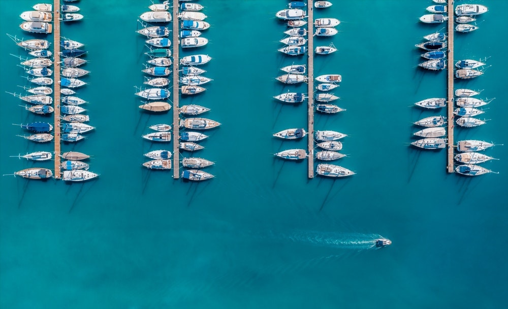 En flygbild av lyxbåtar och motorbåtar som ligger i hamnen. Pula, Kroatien