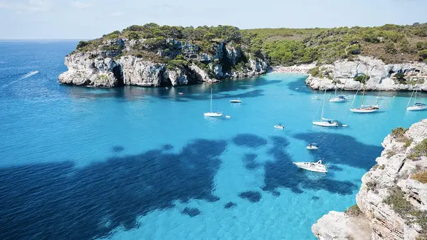 Půvabná pláž Cala Macarelleta na ostrově Menorca