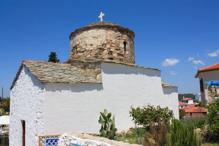 Kaplnka z muzikálu Mamma Mia! na útese ostrova Skopelos