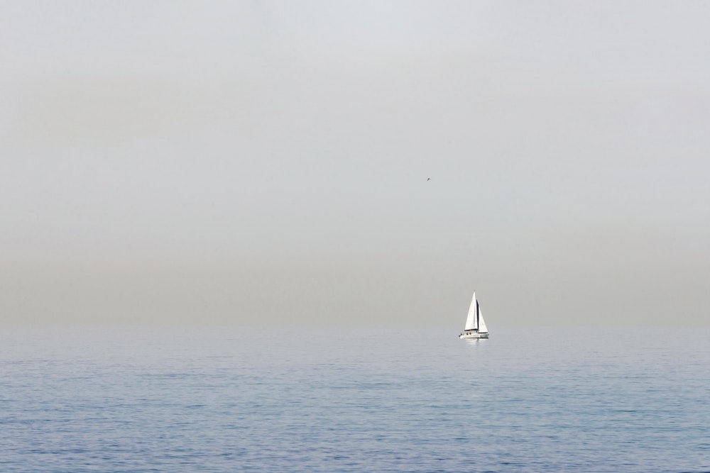 Barca a vela nella nebbia in mare aperto