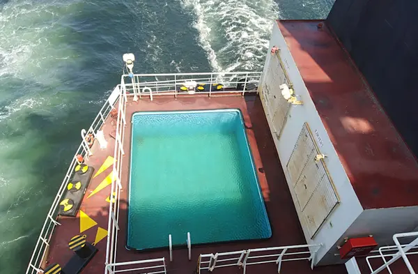 Bazén je na lodi jedním z mála zpestření