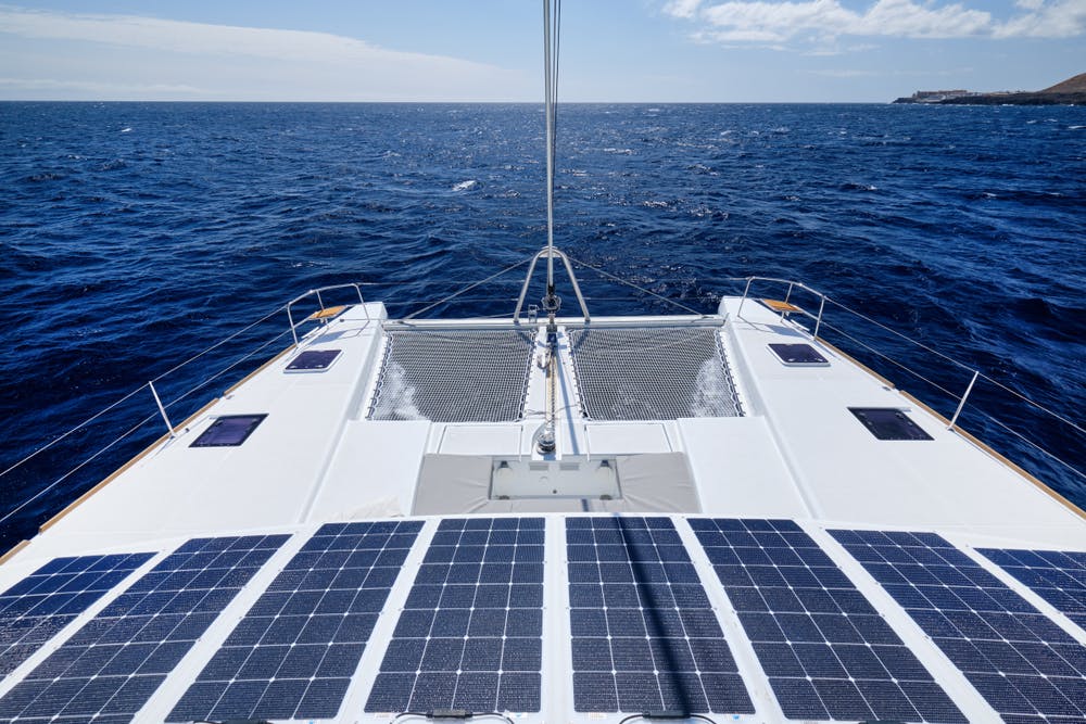 Bateau blanc avec panneaux solaires naviguant sur la mer