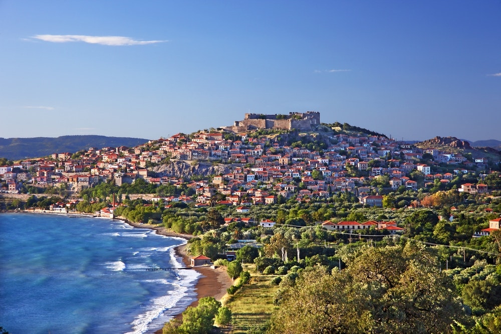 Panoramablick auf Molyvos oder Mithimna, ein malerisches traditionelles Dorf auf der griechischen Insel Lesbos.