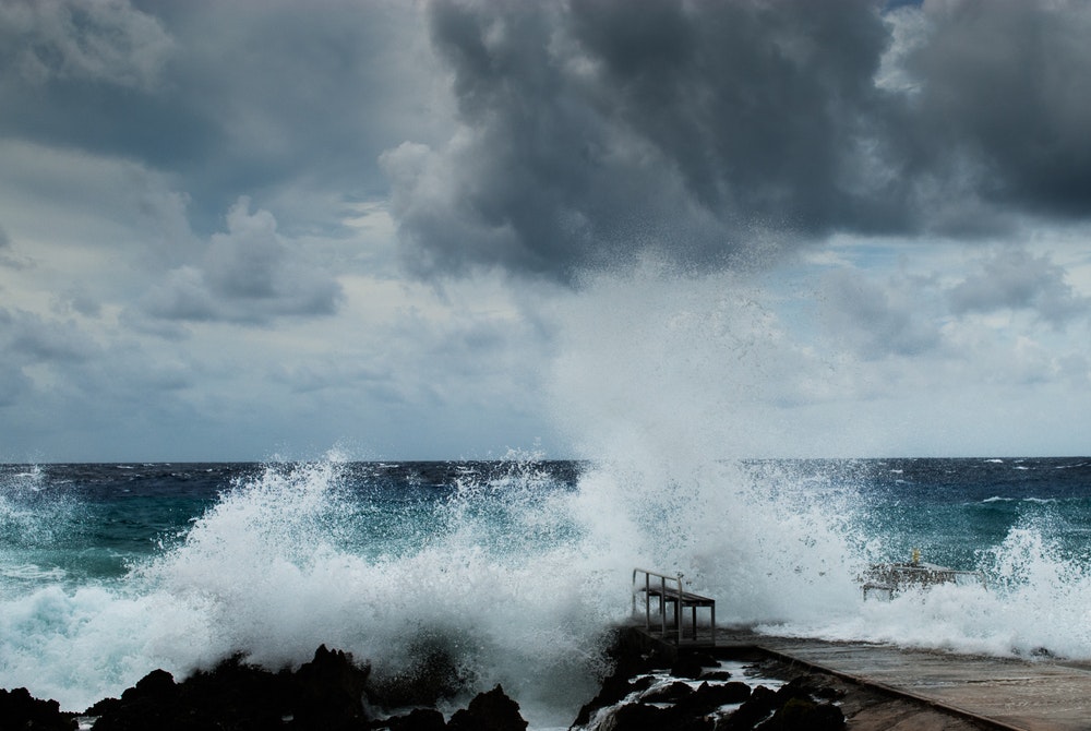 Καταιγίδες μετά τον τυφώνα Ίρμα στην Καραϊβική στα ανοικτά των ακτών των Νήσων Κέιμαν
