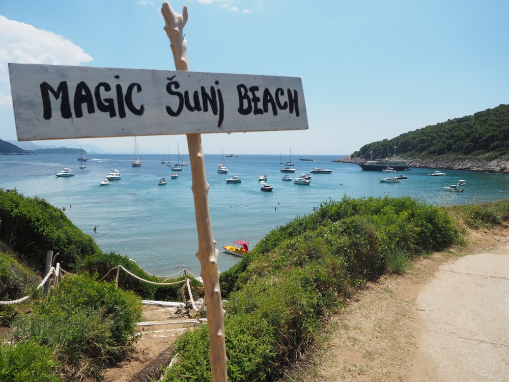 šunj Beach på ön Lopud_belägen nära Dubrovnik och den enda sandstranden i regionen