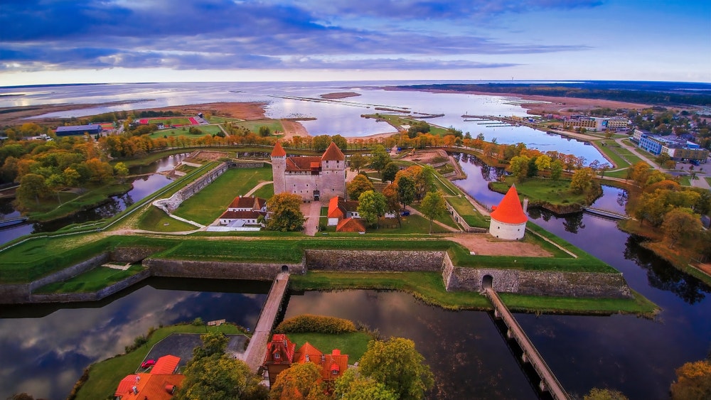 Uma vista aérea da cidade de Saaremaa com o castelo no meio. O Castelo de Kuressaare é um dos pontos turísticos da cidade.