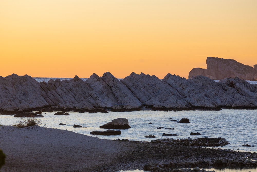 Zerklüftete Felsen auf den Kornaten nach Sonnenuntergang, Kroatien