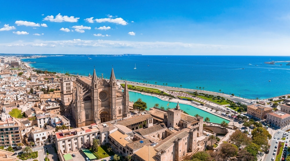 Letecký pohled na La Seu, gotickou středověkou katedrálu v Palma de Mallorca ve Španělsku