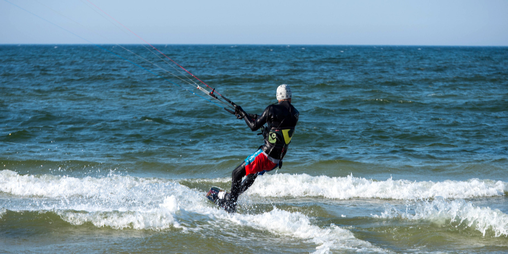 Kitesurfer în Marea Baltică