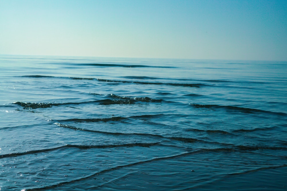 Вълните, идващи отстрани, се пресичат в океана и образуват напречно море.