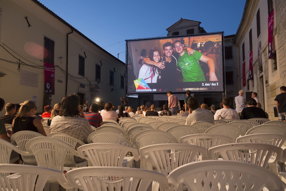 Večerní promítání filmu na filmovém festivalu v Motovunu.