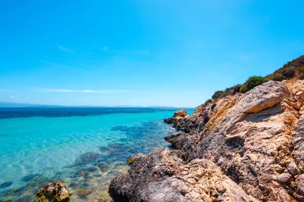 Tyrkysové more obmýva ostrov Sant