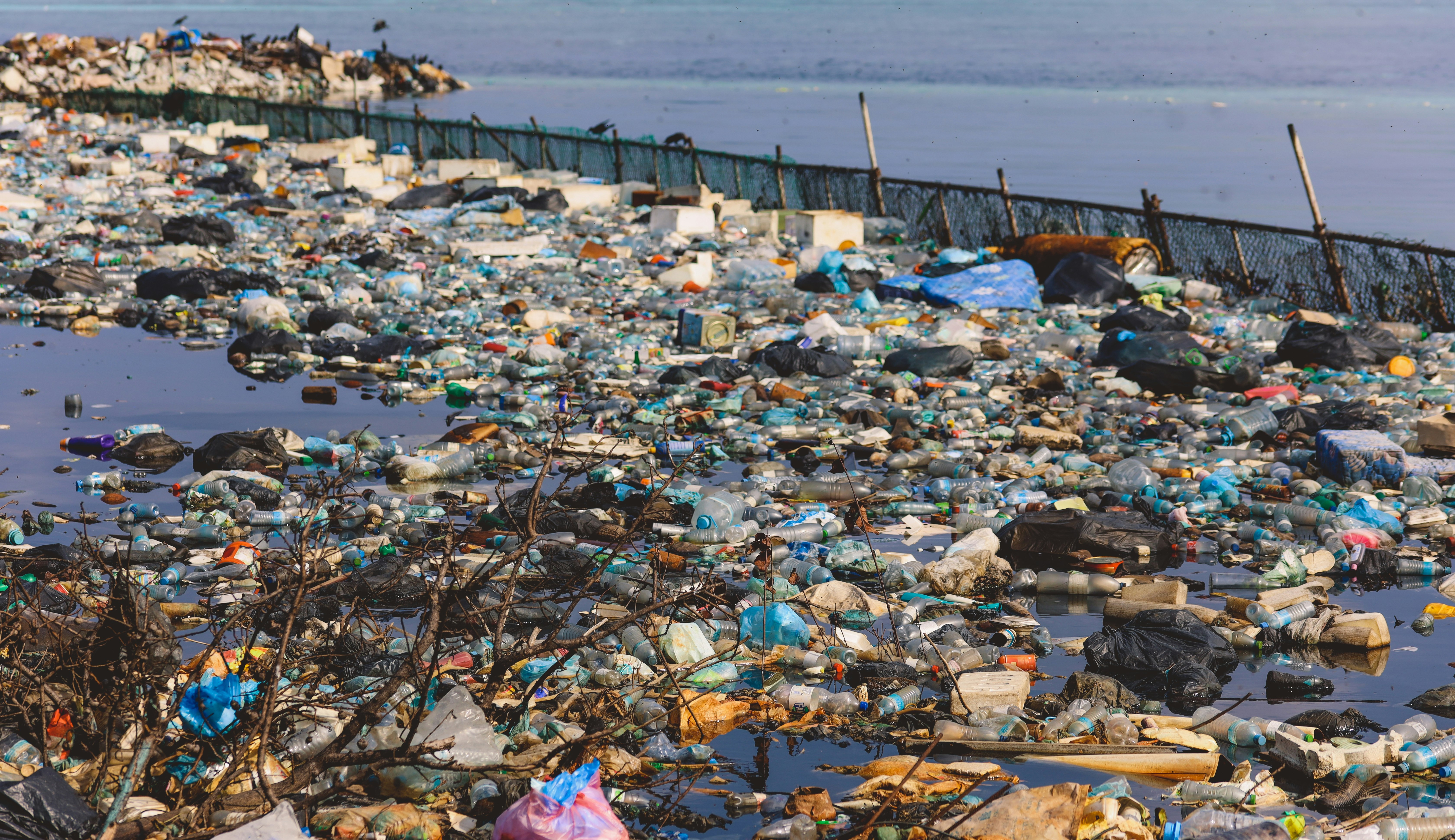 Maldiverna kämpar också med problem med avfallshantering.