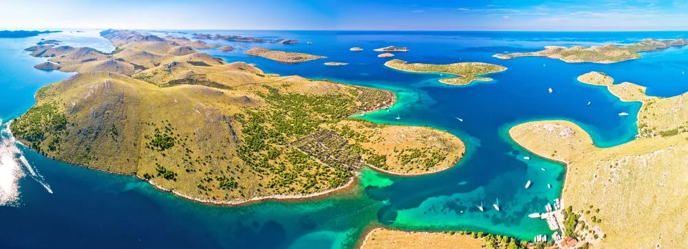 Luftaufnahme des Nationalparks Kornati mit seinen vielen Inseln im azurblauen Meer