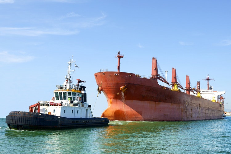 Velké nákladní lodě potřebují asistenci remorkéru