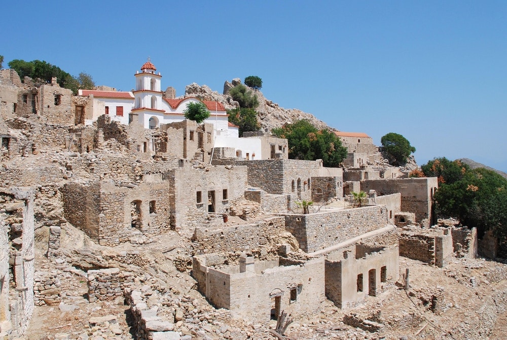 Die Ruinen des verlassenen Dorfes Mikro Chorio auf der griechischen Insel Tilos.