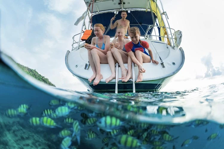 Potapljaški navdušenci boste navdušeni nad lokacijo, ki vrvi od življenja pod valovi