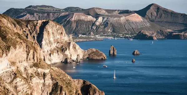 Pohled na ostrov Vulcano na Liparském souostroví