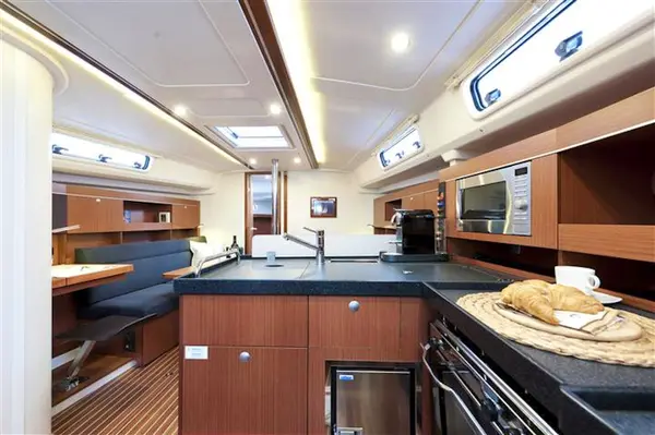 Scoprite l'Hanse 385: la vostra avventura nautica definitiva | Yachting.com