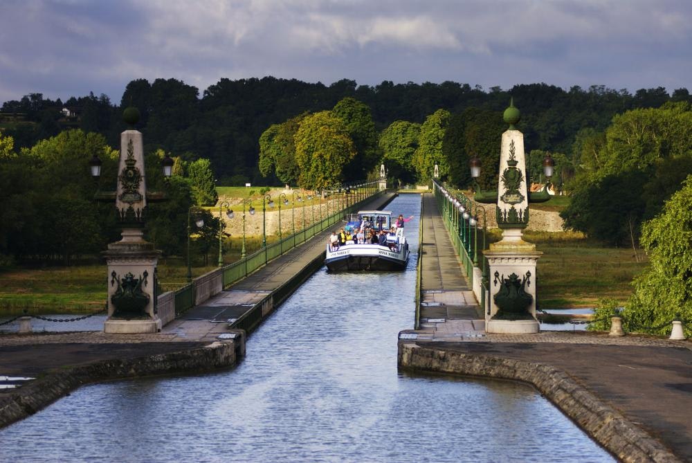 Akvadukt Le pont-canal de Briare pred riekou Loire, Francúzsko, prechádzajúci cez hasubot