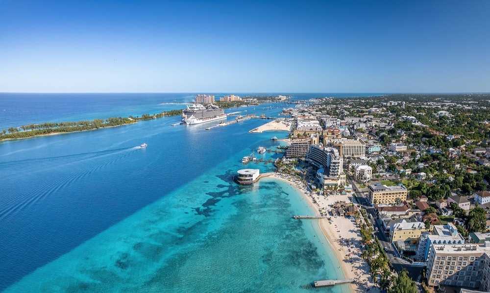 Panoramatický pohľad na Nassau a Paradise Island na Bahamách, azúrová voda, krásne počasie