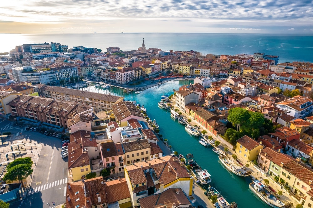 Град Градо във венециански стил, водни канали, пресичащи исторически сгради